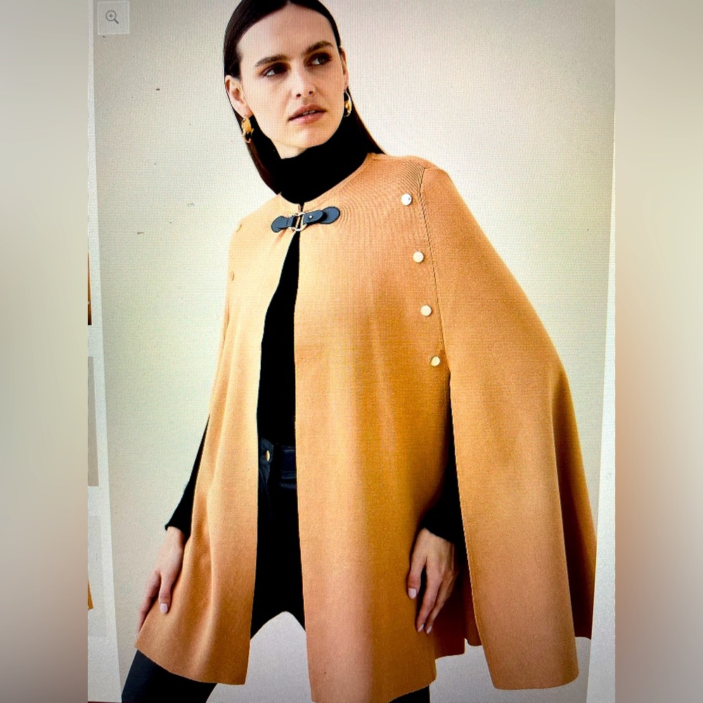 Beautiful NWT Karen Mullen Faux Fur Collar Knitted Cape
